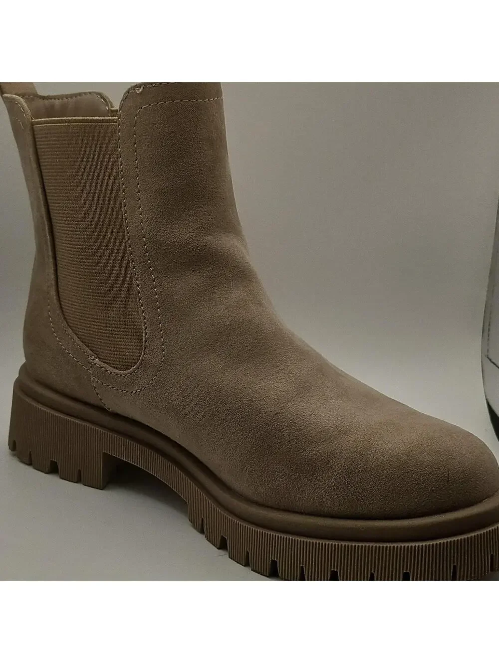 Old Navy Women's Beige Suede Chelsea Ankle Boot Slip-On‎ US 6.5.